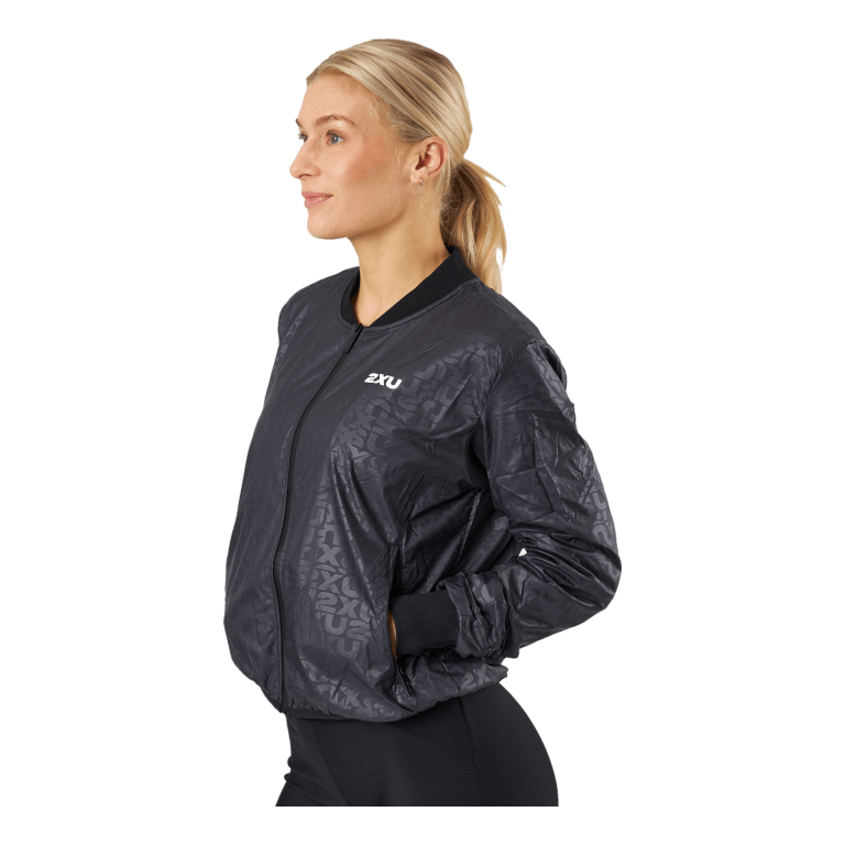 2XU Motion Bomber Jacket Embossed Monogram/white 2 2XU Motion Bomber Jacket Embossed Monogram/white - Bilde 2